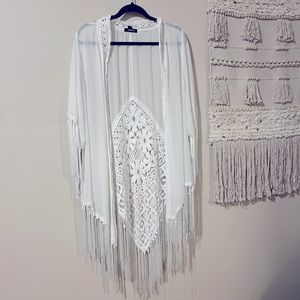 ⭐️LIMITED TIME FREE SHIP⭐️ TORRID WHITE BOHO CROCHET FRINGE KIMONO ( 1X/2X)